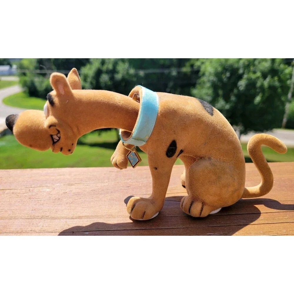FLOCKED VELVET TEXTURE SCOOBY DOO HOLDING UP PAW COLLECTIBLE BOBBLE HEAD NODDER